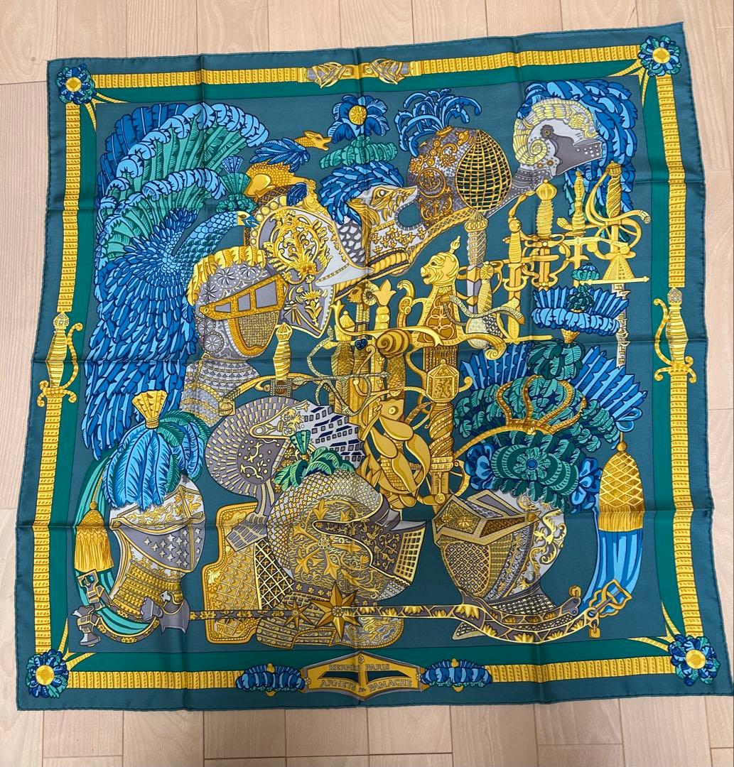 HERMES カレ90 enPANACHE 羽飾りの兜(最終価格) - メルカリ