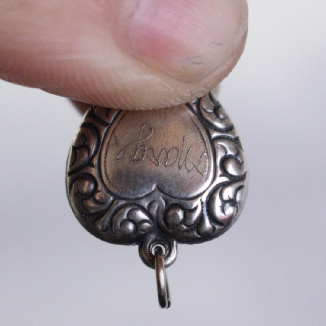 30s スウィートハートジュエリー 唐草 古着 渦巻 チャーム 波 NAVY