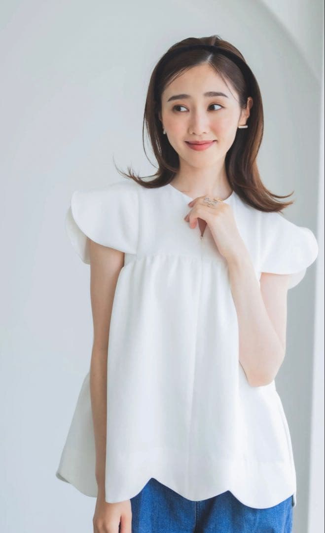 bitnabi 美人トップス ペタルスリーブ（ホワイト） 250619__0D8A6689.webp?v=