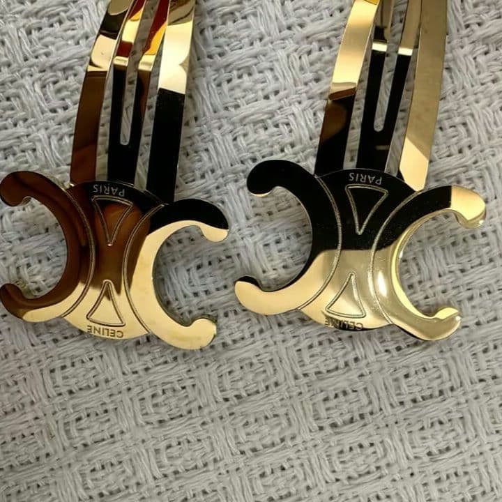 トリオンフ スナップヘアクリップ ヘアアクセサリー ゴールド - メルカリ