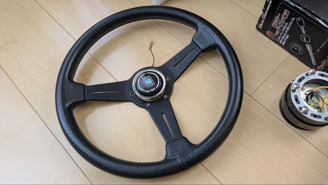 Nardi ステアリング　パンチングレザー　内側白ステッチ　３４パイ？　本物 NARDI [ FET NARDI CLASSIC LEATHER 33φ ] 330mm SPORTS TYPE A