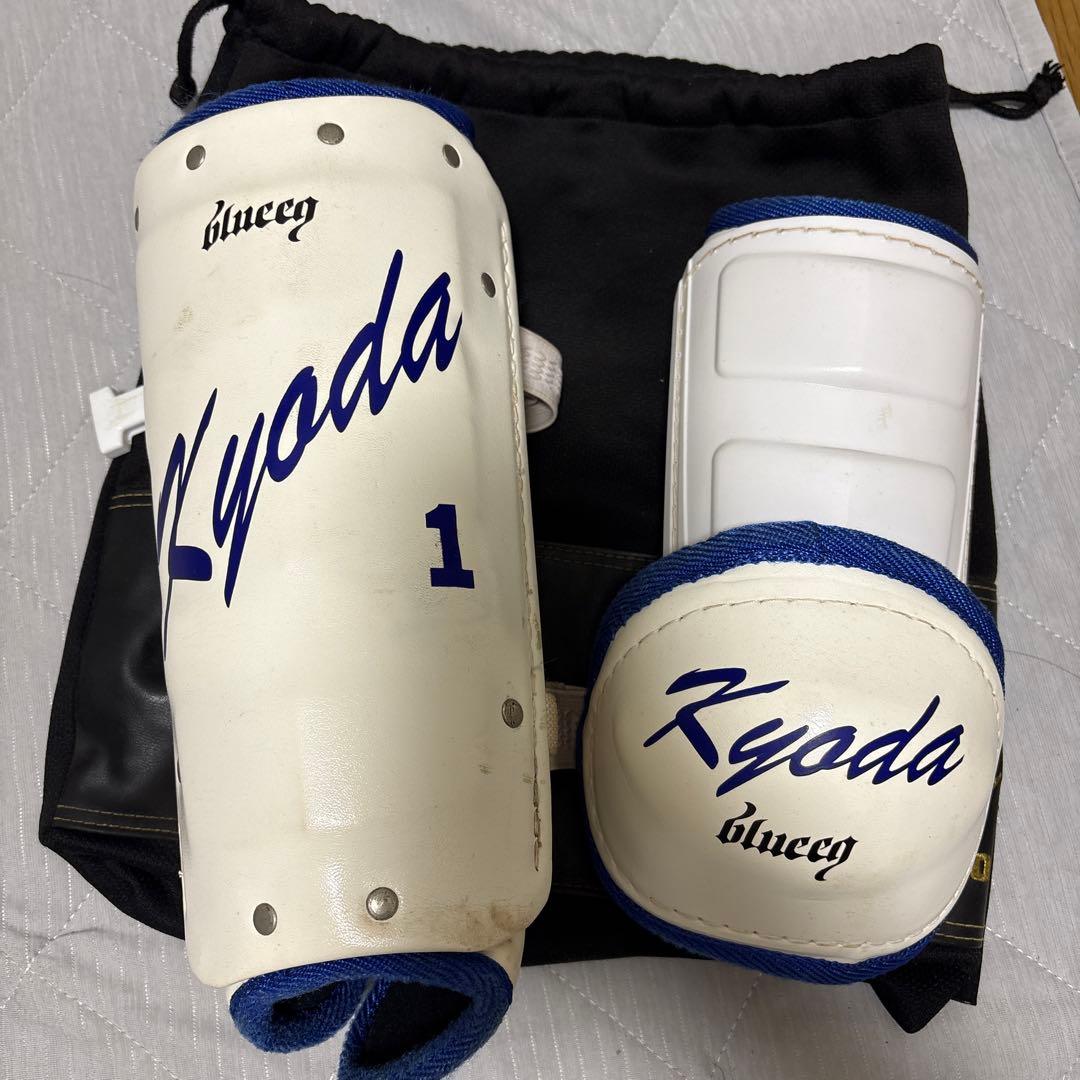 中日ドラゴンズ時代　京田陽太選手　実使用エルボー&フットガード　ホワイト/ブルー 中日ドラゴンズ時代 京田陽太選手 実使用エルボー&フットガード