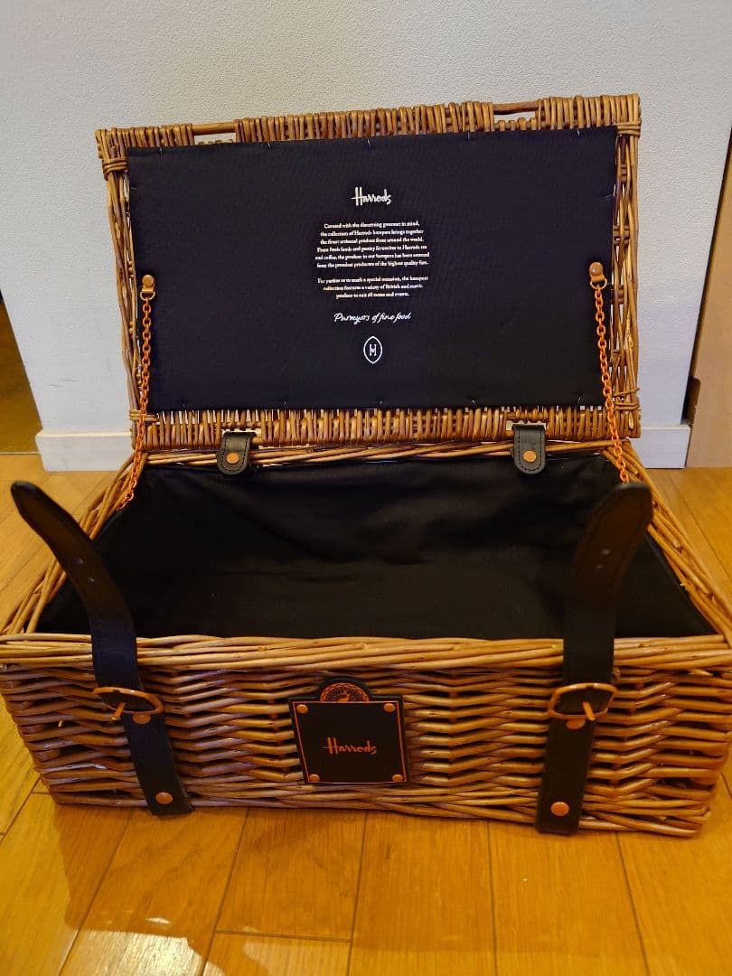 Harrods ハロッズ バスケット　ハンパー　43✕27✕15センチ ハロッズ クリスマスハンパー（バスケット） - メルカリ