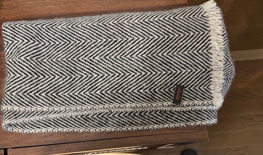 ARIANNA ヘリンボーンマフラー ブラックホワイト　ふわふわ素材 ふわふわマフラー＜ARIANNA＞｜ビームスF／インターナショナル