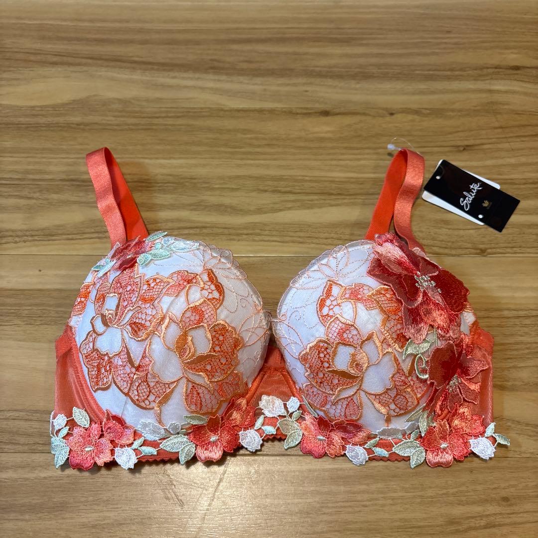 ワコール 【サルート】オレンジ系 花柄刺繍 ブラジャー F70 - メルカリ