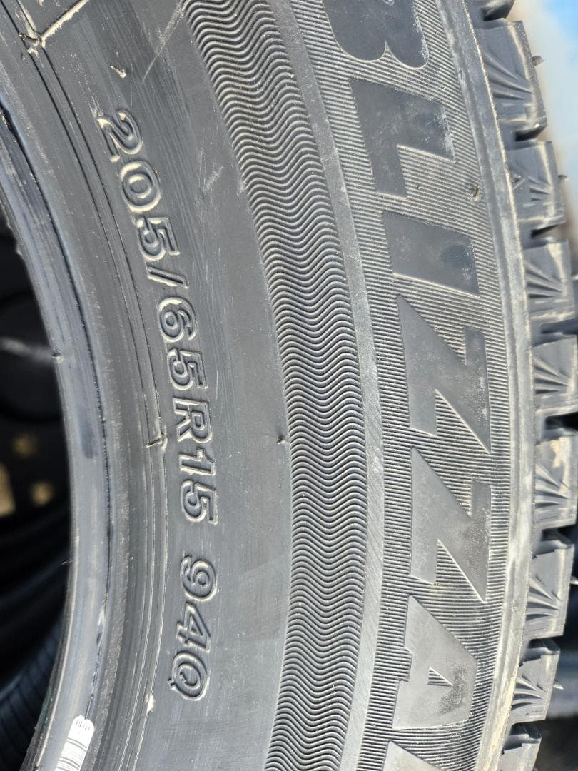 ほぼ新品 ブリジストン ブリザック VRX3 スタッドレス 205/65R15 BRIDGESTONE（ブリヂストン） 205/65R15【スタッドレス単品1本価格