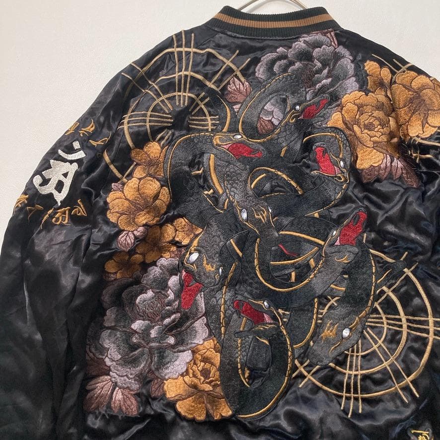 【アク】絡繰魂 粋 XLサイズ 八岐大蛇×牡丹 総刺繍 スカジャン 和柄 粋 桜牡丹日本狼リバーシブルスカジャン 絡繰魂 244032 和柄 和風