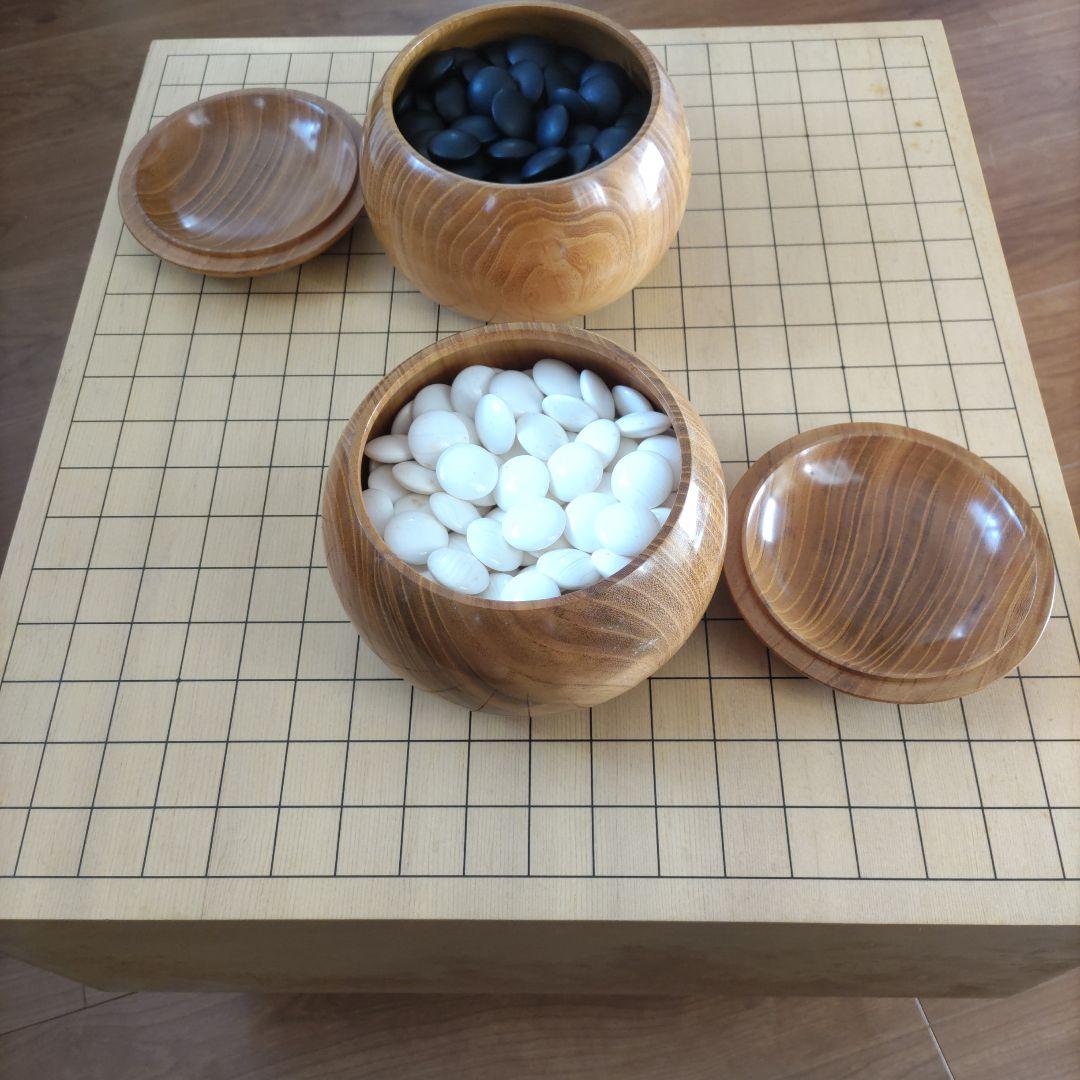 囲碁セット 　天然木製碁盤と那智黒、蛤の碁石 Amazon | 囲碁 日向特製蛤碁石那智黒碁石 31 実用 厚み8.4mm 木製本欅