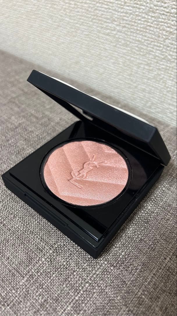 【美品】イヴサンローラン　オールアワーズハイパールミナイザー03ロージーサンド イヴ・サンローラン / オールアワーズ ハイパールミナイザー #03