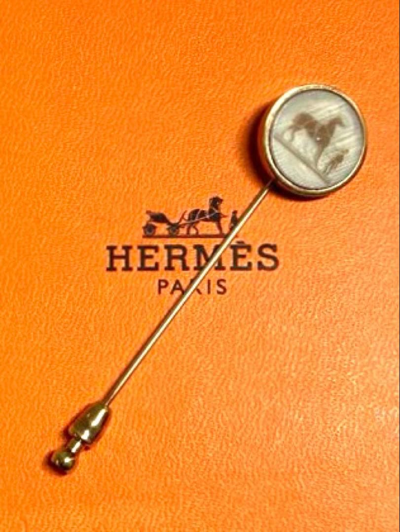良品　HERMES エルメス　コロゾ　ピンブローチ　ピンバッチ　ゴールド　箱付き エルメス HERMES セリエ ピンブローチ ゴールド 箱付 - メルカリ
