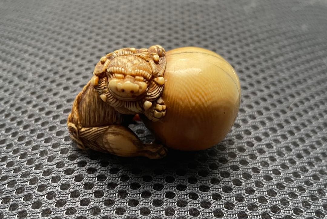 根付 獅子と玉 （骨 牙等天然素材） 銘有り。