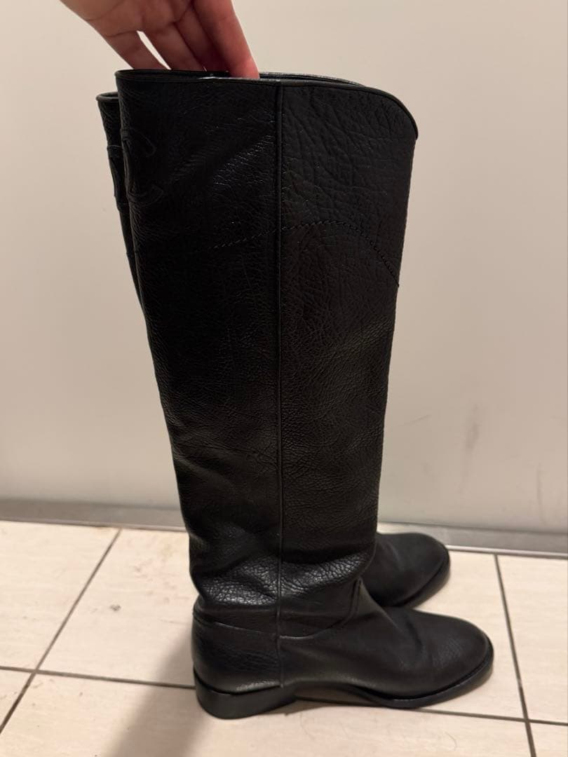 CHANEL 36ブラックレザー ロングブーツ エンボスロゴ - メルカリ