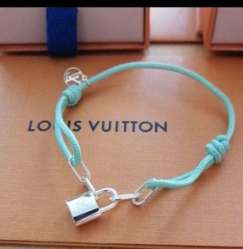 値下げ♪BTS テテ愛用 LOUIS VUITTONシルバー・ロックイット♡ - メルカリ