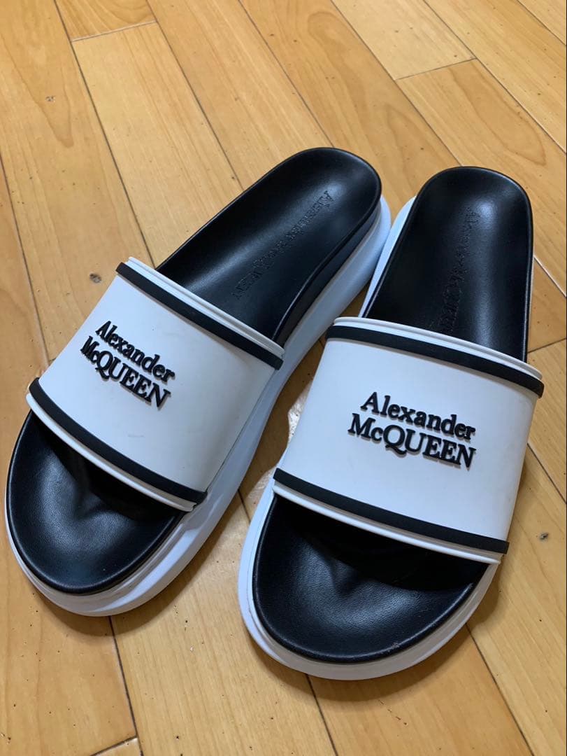 Alexander McQueen ビーチサンダル ホワイト/ブラック 42の通販はau