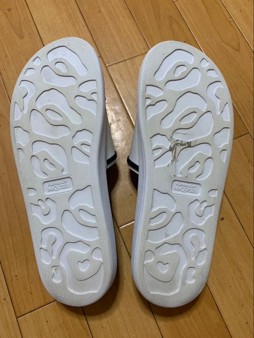 Alexander McQueen ビーチサンダル ホワイト/ブラック 42の通販はau