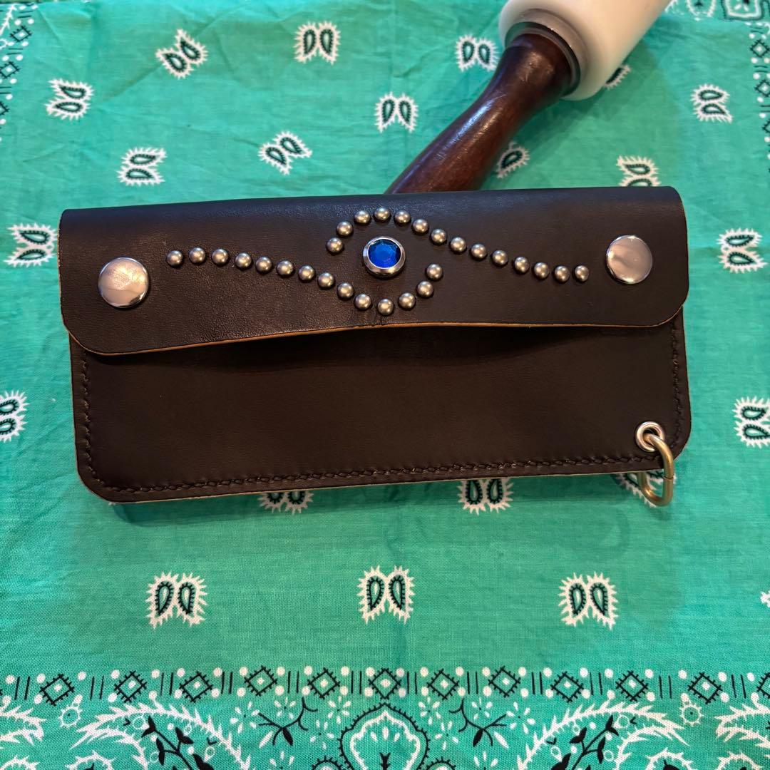 トラッカーウォレット　三層　ハンドメイド　牛ヌメ革　丘染め　生成り茶芯　スタッズ 本革 トラッカーウォレット ミドル MW茶芯丘染め 3層 手縫い