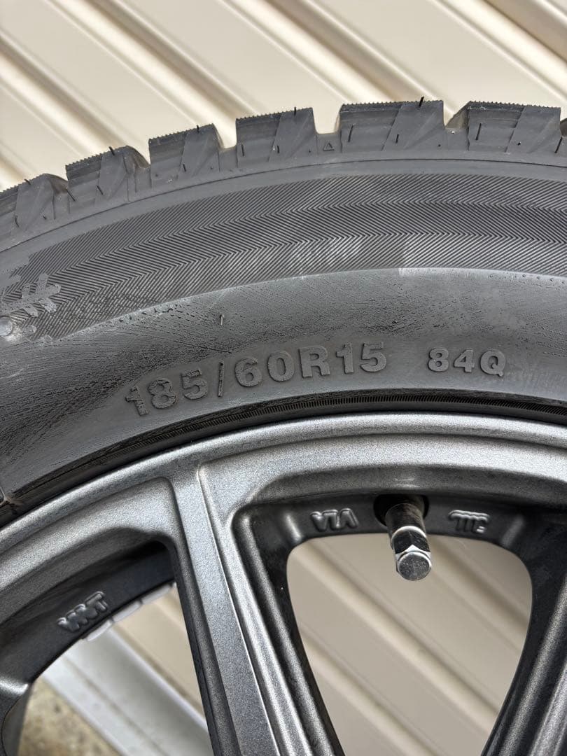 スタッドレスタイヤ４本セット　185/60/R15