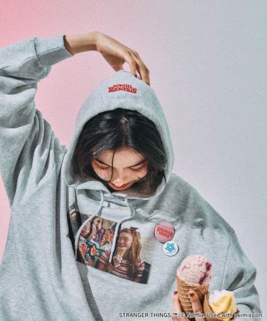 STRANGER THINGS】コラボ 缶バッジ 付きパーカーLサイズ - メルカリ