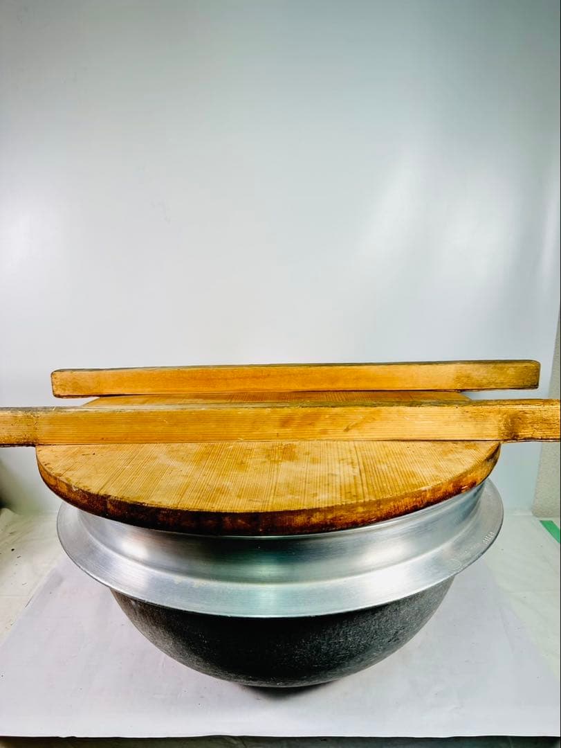【珍品】大型茹で釜　木蓋つき　大釜　蕎麦屋　茹で釜　アンティーク　羽釜　５６ｃｍ 珍品】大型茹で釜 木蓋つき 大釜 蕎麦屋 茹で釜 アンティーク 羽釜