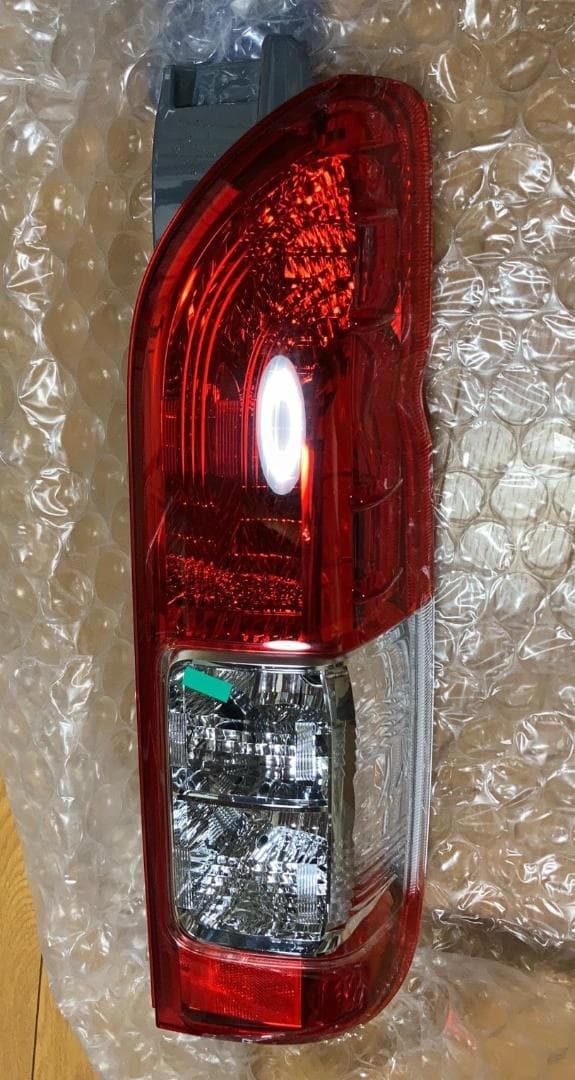 未使用】トヨタ純正 ハイエース 右テールランプレンズ 81551-26443