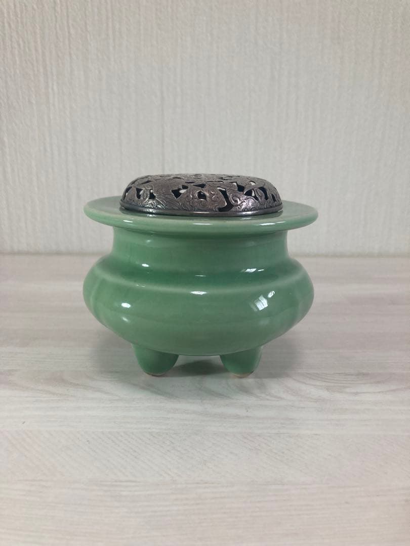 諏訪蘇山 青瓷 袴腰 香炉 純銀蓋透彫 三足 香爐 箱なし　青磁 000000000155_xDxjXKC.jpg
