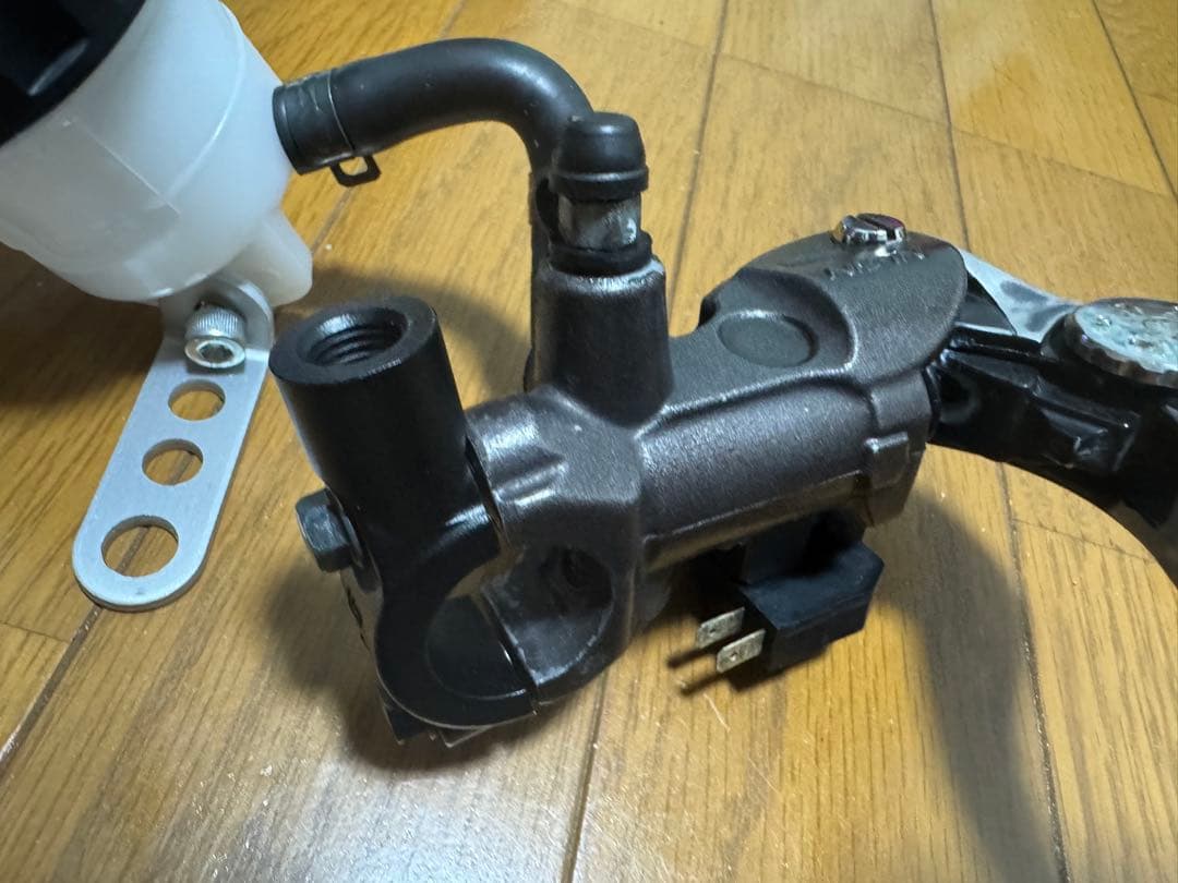 ニッシン ラジアルブレーキマスターシリンダー 11/16 17.5φ 縦型