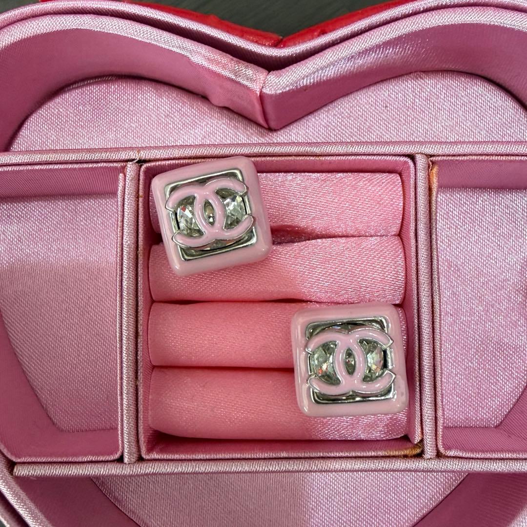 シャネル　CHANEL ピアス　ほぼ未使用　ピンクロゴ　スクエア CHANEL（ピアス ・ ピンク/桃色系）のフリマアイテム一覧