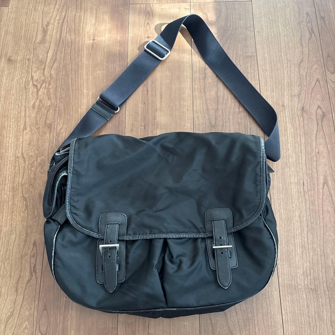 本日21時までこの値段‼️PRADA 黒 メッセンジャーバッグ 調整可能ストラップ PRADA メッセンジャーバッグ ショルダーバッグ ナイロン レディース