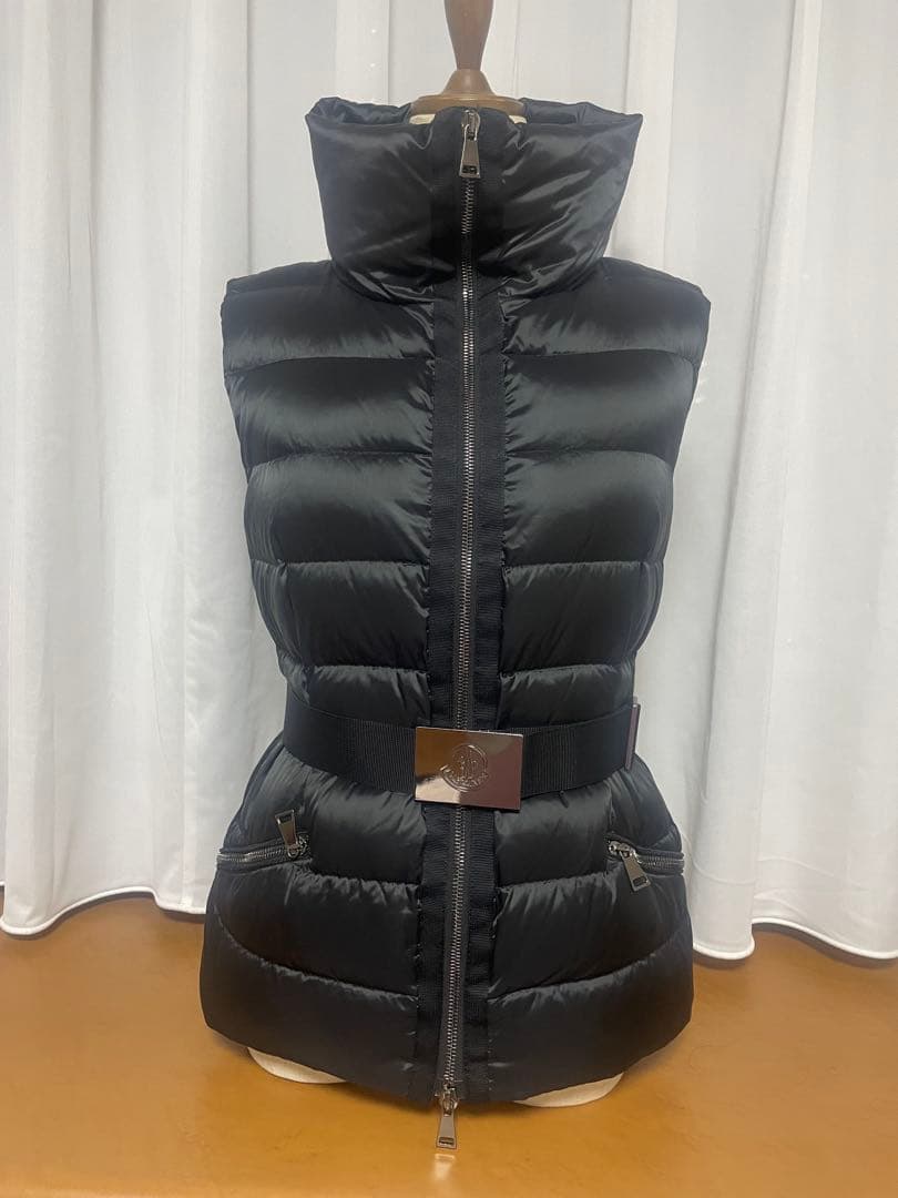lalala様 MONCLER ブラック ダウンベスト ウエストベルト付き - メルカリ
