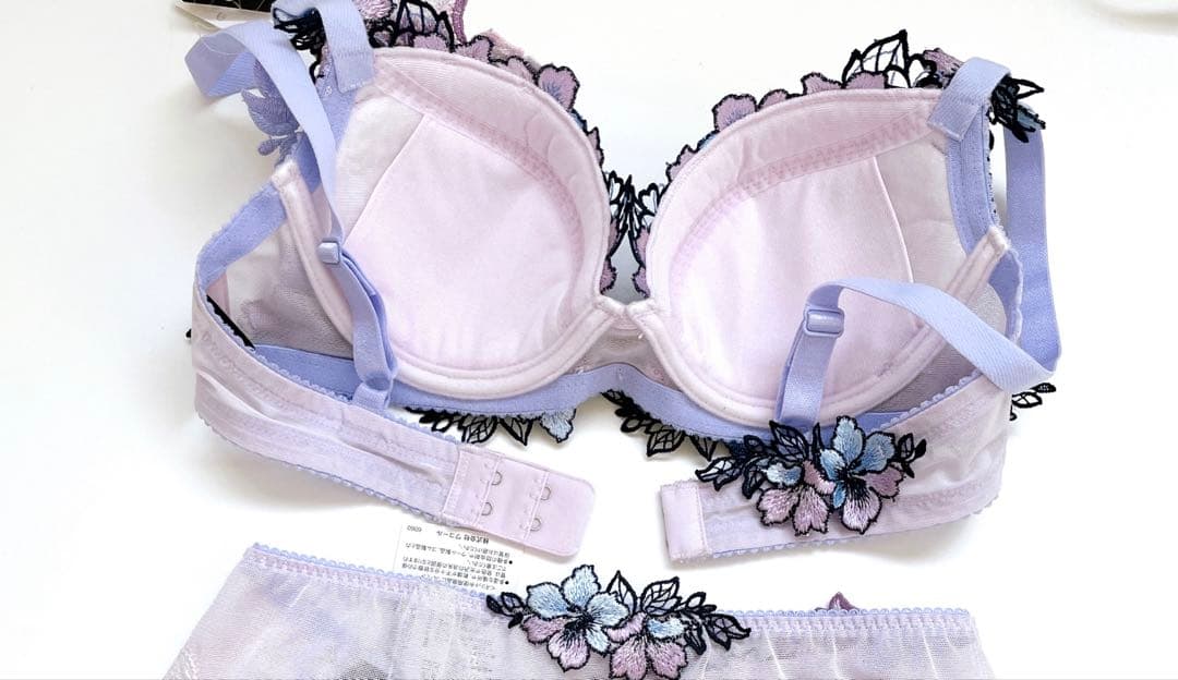 ワコール/サルート 89グループ 新品タグ付 p-upブラ D65 - メルカリ