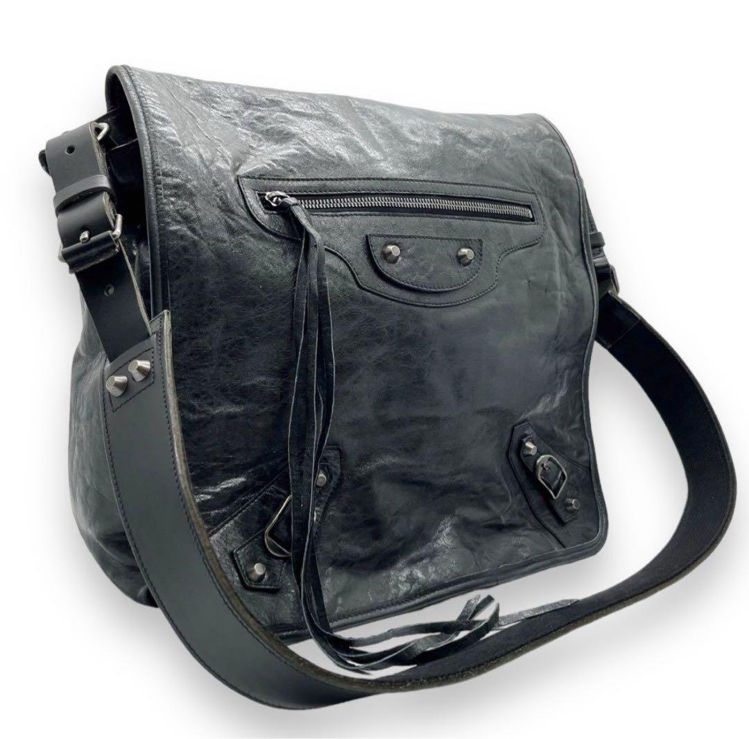 BALENCIAGA Le Cagole ブラックメッセンジャーバッグ Balenciaga Le Cagole XS Messenger Bag | Black | FARFETCH