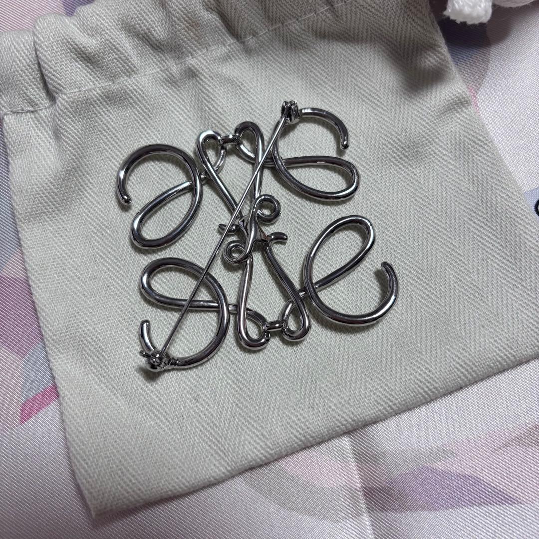 本日限定値下げ☆LOEWE ロエベ アナグラム ブローチ シルバー - メルカリ