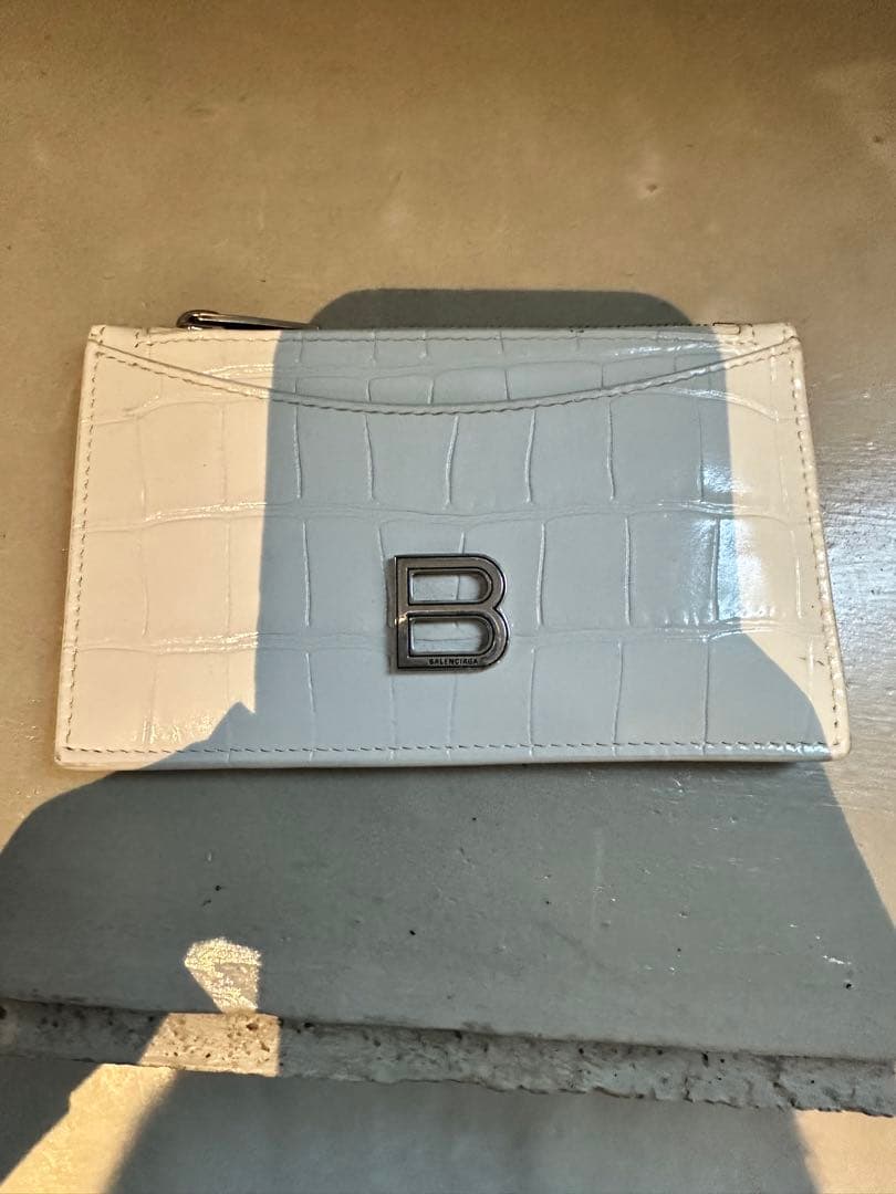 最終値下げ　Balenciaga hourglass カードケース　ホワイト Balenciaga Hourglass Wallet on Chain Bag in Optic White | FWRD