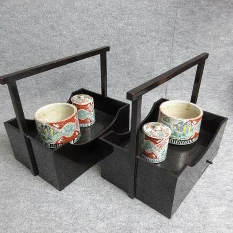 伊万里焼錦手火入れ付き黒塗たばこ盆一対箱入り [B25631] 茶器/茶道具 煙草盆（莨盆）】 黒塗り 一閑櫛形 菊桐透し 山下甫斎作