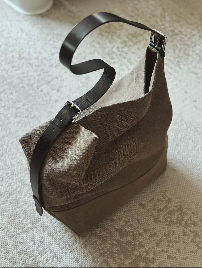 LEMAIREトープ ベルト トートバッグ ショルダー バッグ LEMAIRE: トープ ベルト トートバッグ | SSENSE 日本