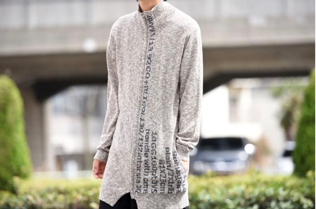 テキスト柄ジップカーディガン　ヨウジヤマモト　プライバイラグネキカス STAFF STYLING｜THE SHOP YOHJI YAMAMOTO