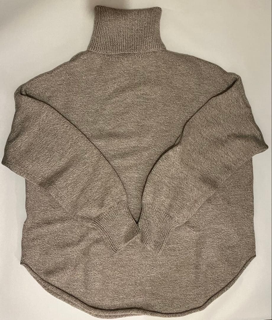 LAUREN MANOOGIAN ベージュ タートルネックニット Lauren Manoogian Hand-Knit Funnel Neck Sweater in Camel Natural