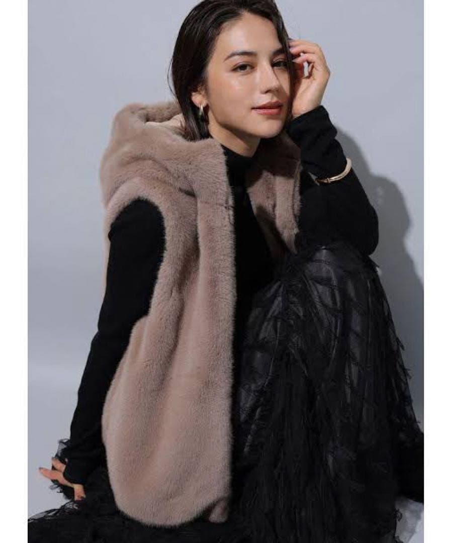 アルページュストーリー ファーフードジップベスト - メルカリ