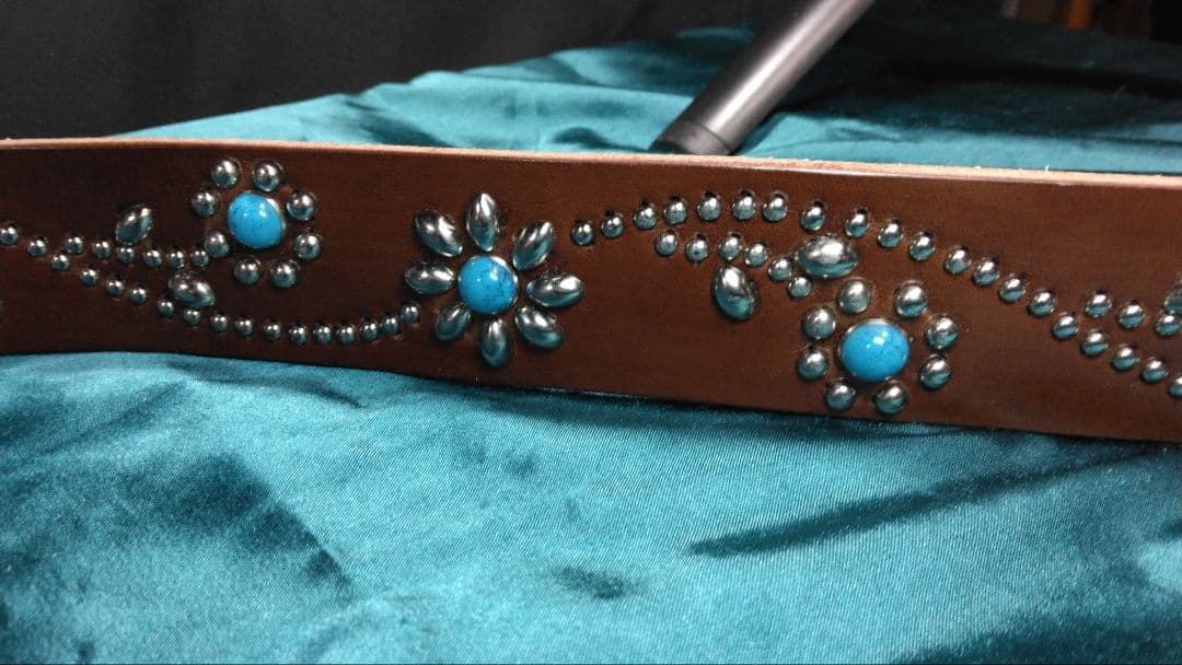 昭南ベンズレザーツタ＆フラワースタッズベルトチョコ 穴開け加工済み