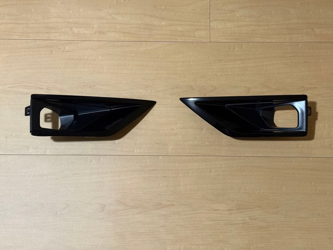 DELICA D:5フォグランプガーニッシュ シャモニー新車外し純正黒 ダイハツ（DAIHATSU） ○純正部品三菱 デリカ D:5ブラックアウト