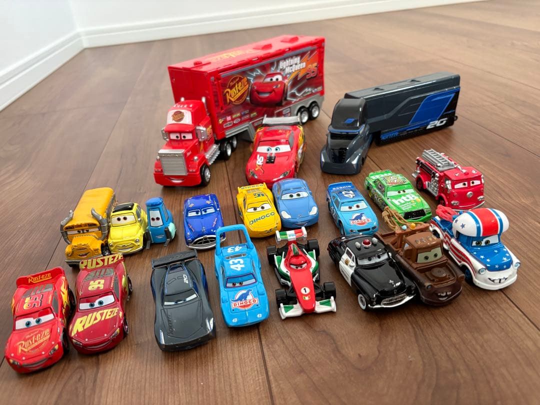 カーズ ミニカーセット トレーラー付き - メルカリ