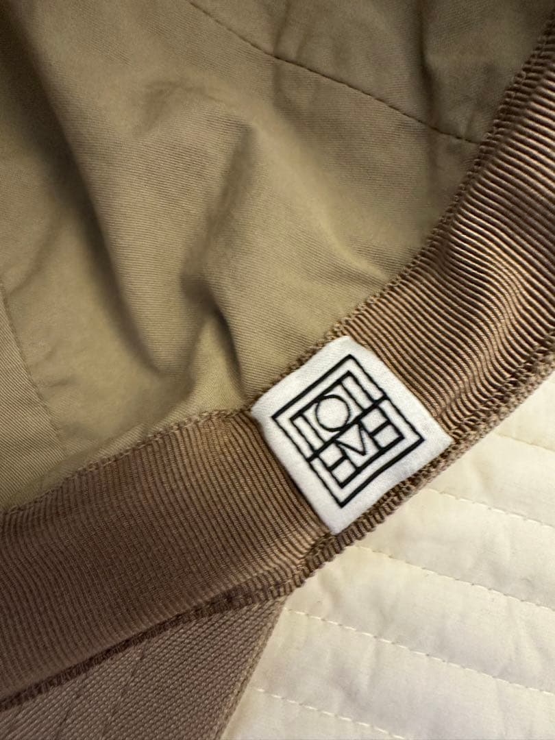 3連休限定価格】TOTEME ロゴプレートキャップ ベージュ - メルカリ