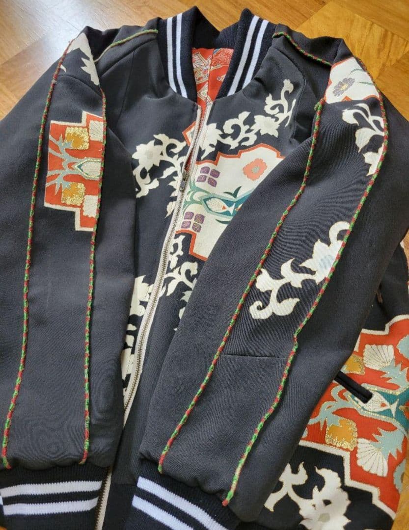 め1008着物リメイク正絹古布黒留袖縮緬江戸褄ジップアップスカジャン