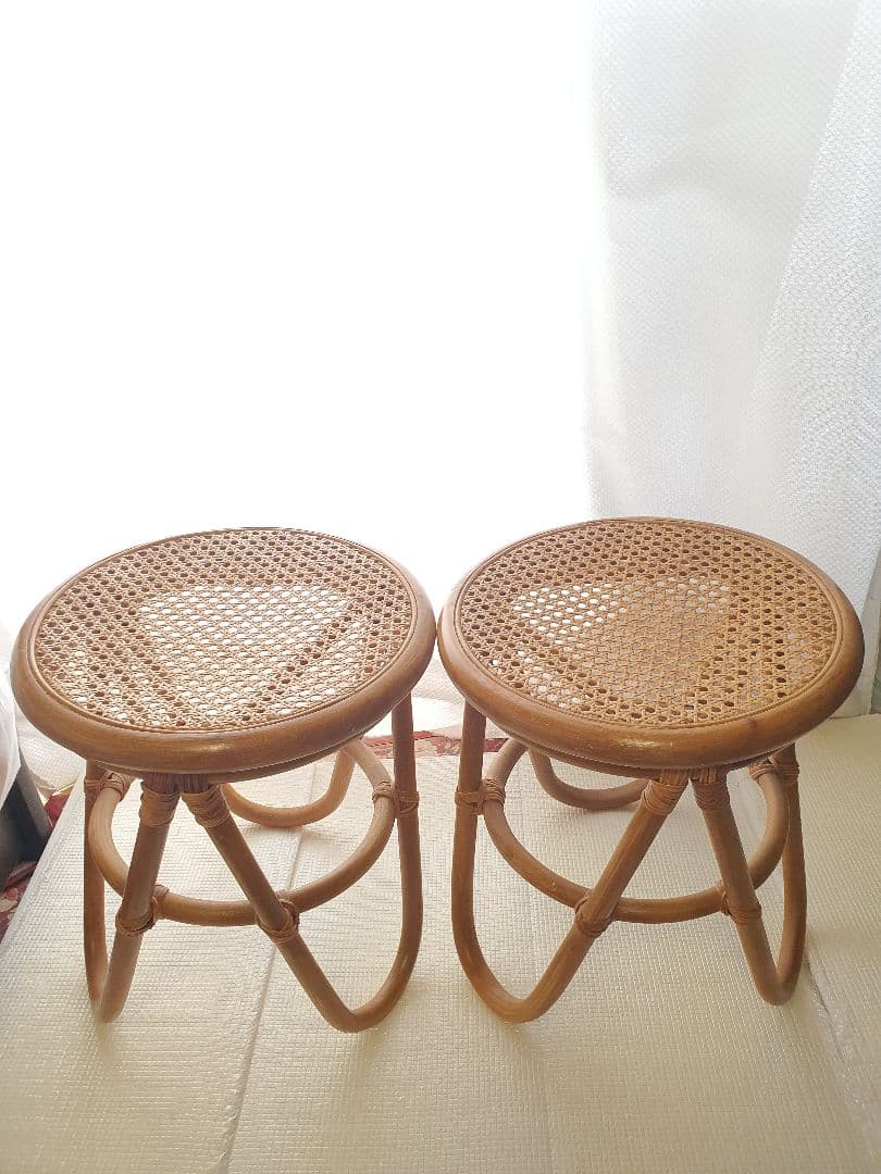 アンティークラタン製編み込みスツール2個セット アンティーク風のおしゃれな椅子、座面が編み座のラタンのスツール(y