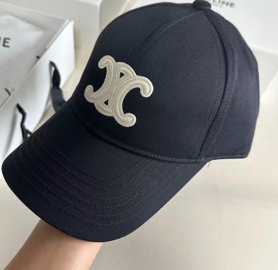 刺繍セリーヌ ブラック キャップ - メルカリ
