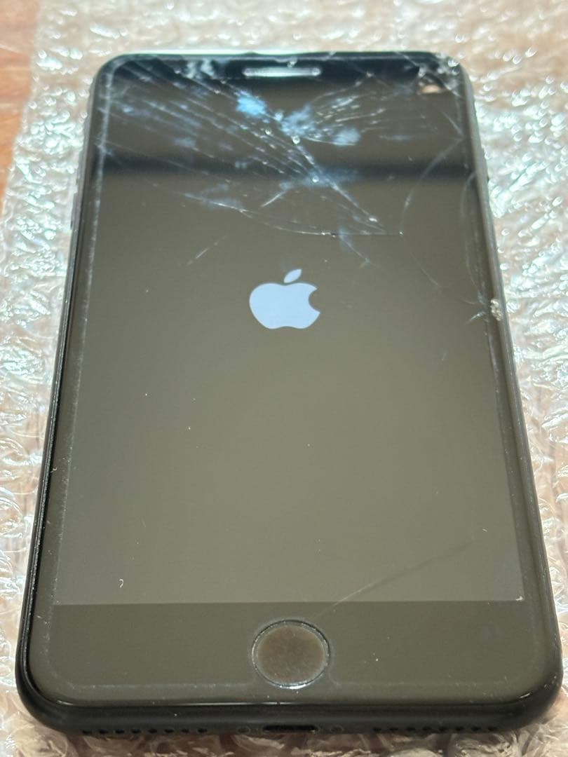 Apple iPhone 7 Plus ブラック 画面ひびあり - メルカリ