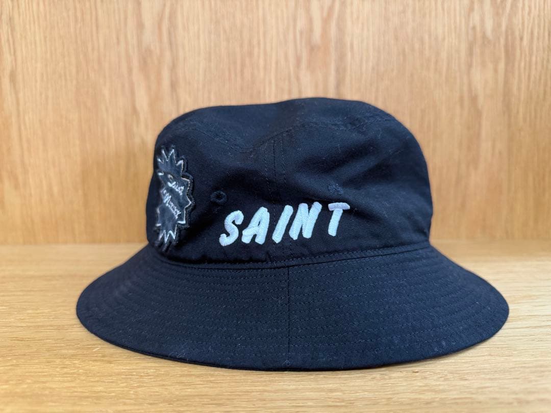 SAINT Mxxxxxx バケットハット ブラック 刺繍ロゴ 日本製 SAINT MXXXXXX(セントマイケル) 商品ページ - BUCKET HAT SAINT / BLACK