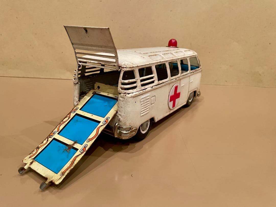 Volkswagen】 フォルクワーゲン アンビュランス855ミニカー ブリキ