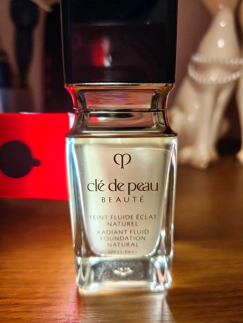 クレ・ド・ポーボーテ　タンフリュイドエクラナチュレル　オークル10 タンフリュイドエクラ ナチュレル / クレ・ド・ポー ボーテ(リキッド