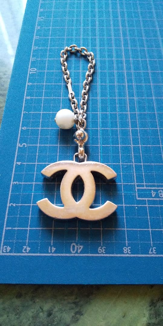 こうです！シャネル　キーホルダー 魅力的な可愛さ♡】シャネル感満載♪CHANELキーホルダー (CHANEL